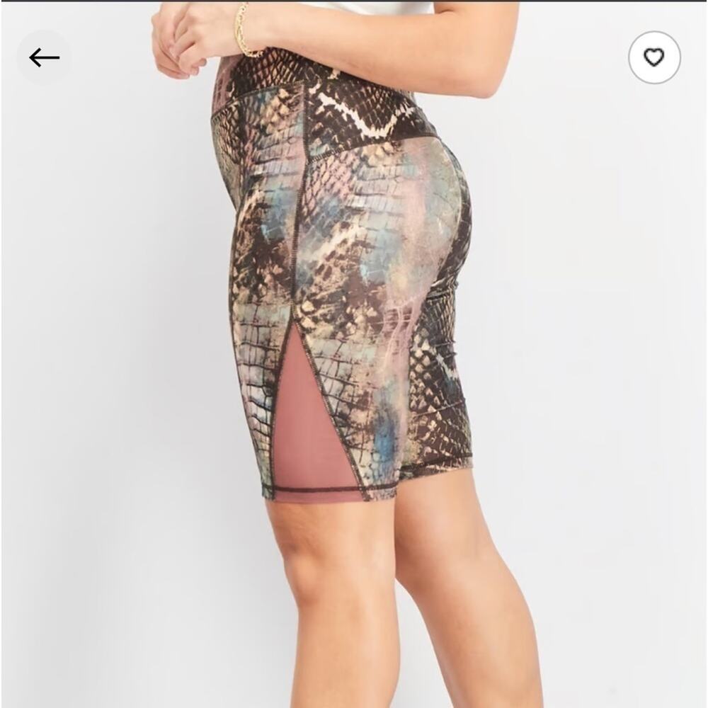 Nine West Active Multi color Snake print shorts in‎ like new condition Sz XL
